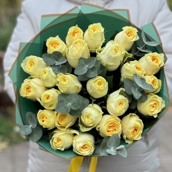 25 роз Баттеркап с эвкалиптом 35 см
