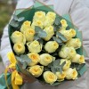 25 роз Баттеркап с эвкалиптом 35 см