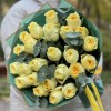 25 роз Баттеркап с эвкалиптом 35 см