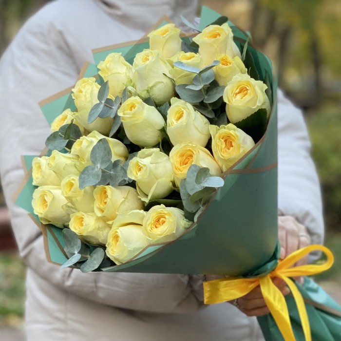 25 роз Баттеркап с эвкалиптом 35 см