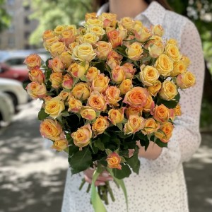 Кустовая пионовидная роза Лэнд оф файр