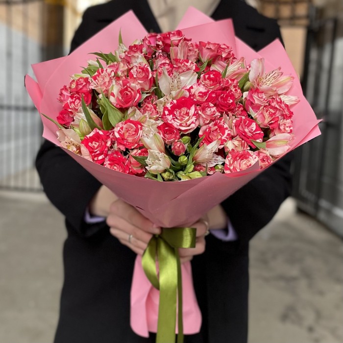 Кустовая роза Файер Воркс с альстромерией