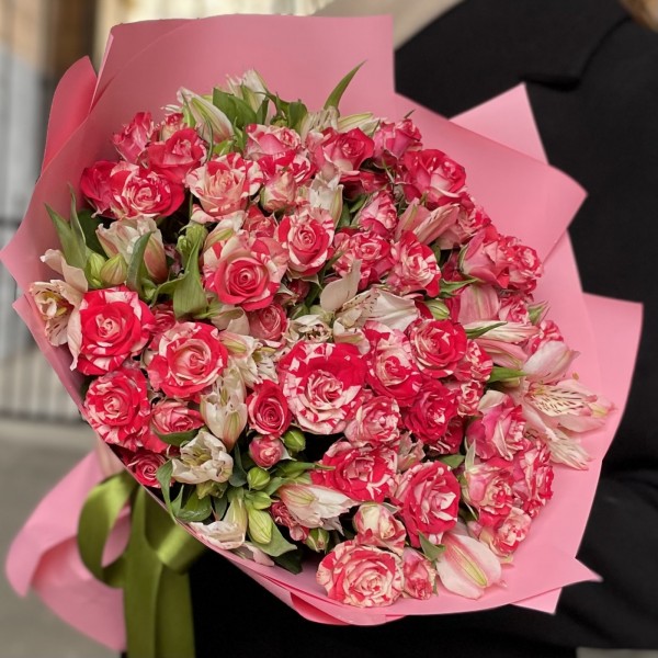 Кустовая роза Файер Воркс с альстромерией