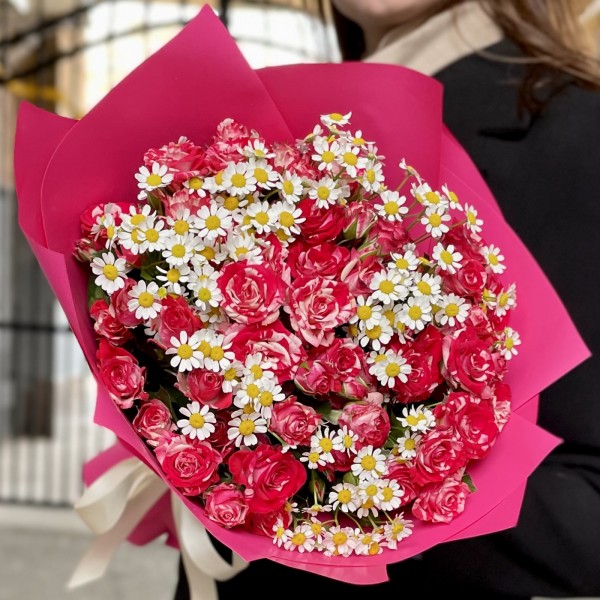 Кустовая роза Файер Воркс с ромашками