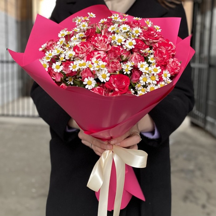 Кустовая роза Файер Воркс с ромашками