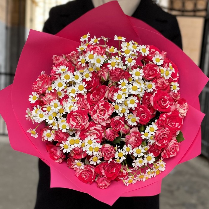 Кустовая роза Файер Воркс с ромашками