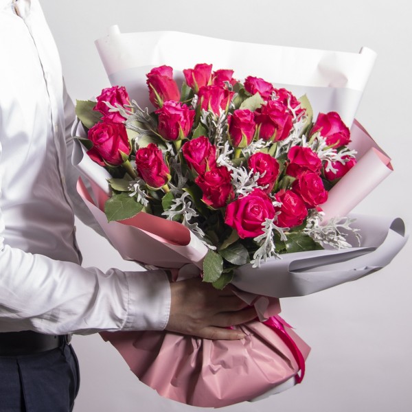 Малиновые розы с синецио