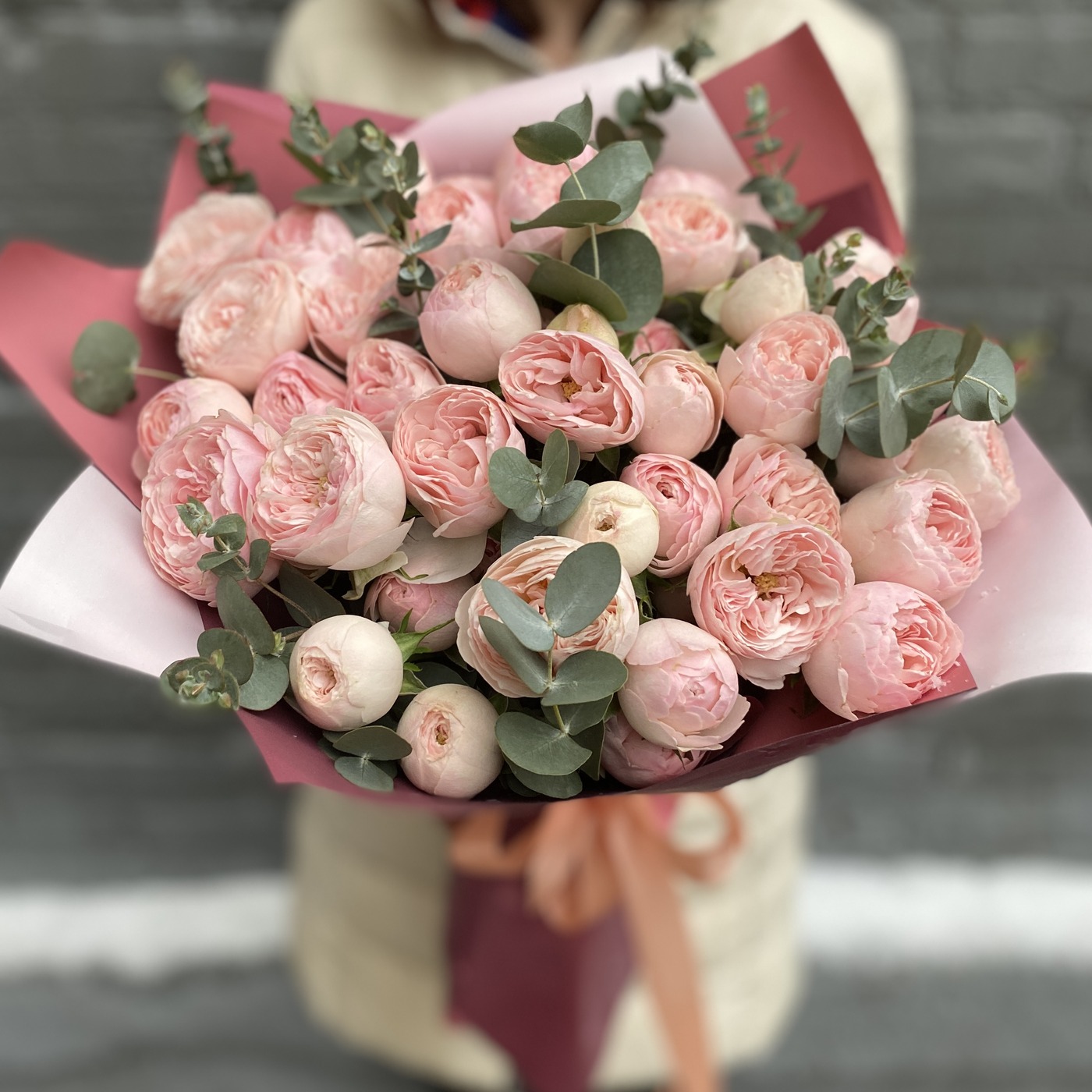 Эксклюзивный букет с пионовидными розами до 6000 рублей с доставкой на Женский День Восьмого Марта
