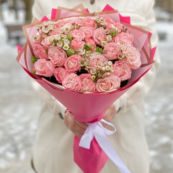 Пионовидная роза Мадам бомбастик с ваксфлауэром