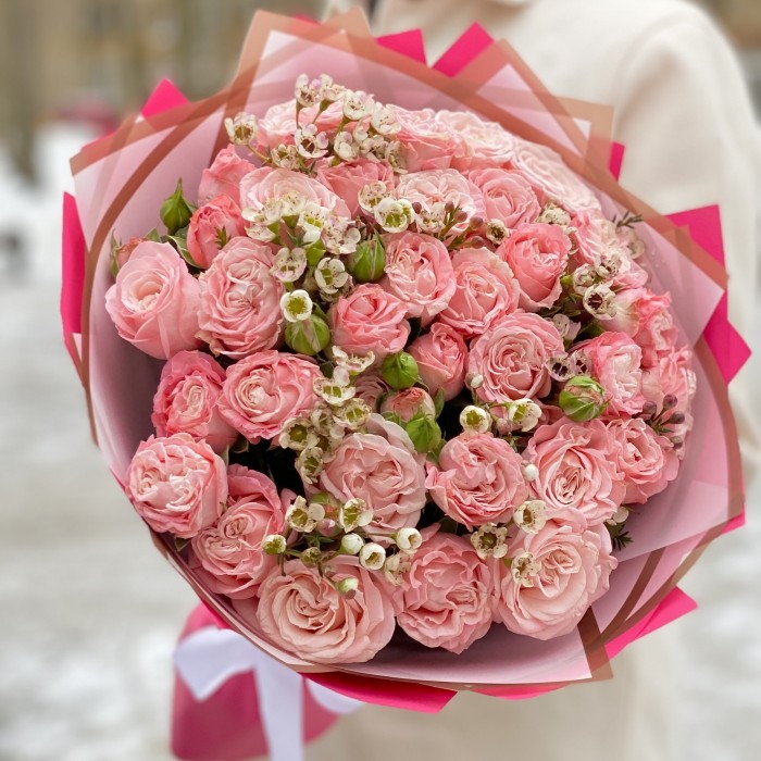 Пионовидная роза Мадам бомбастик с ваксфлауэром