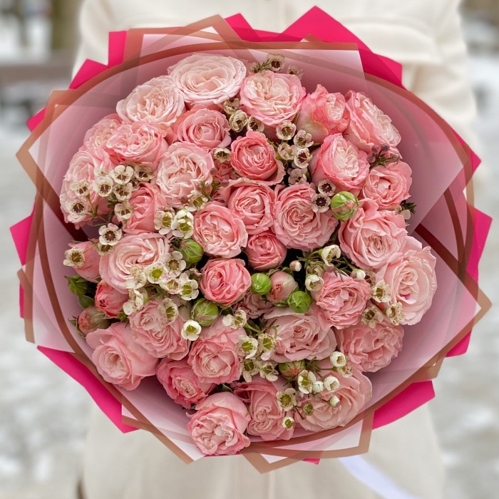 Пионовидная роза Мадам бомбастик с ваксфлауэром