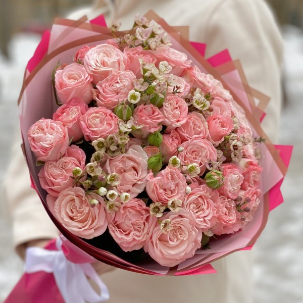 Пионовидная роза Мадам бомбастик с ваксфлауэром