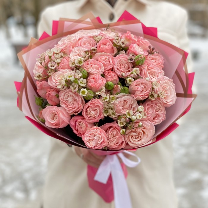 Пионовидная роза Мадам бомбастик с ваксфлауэром