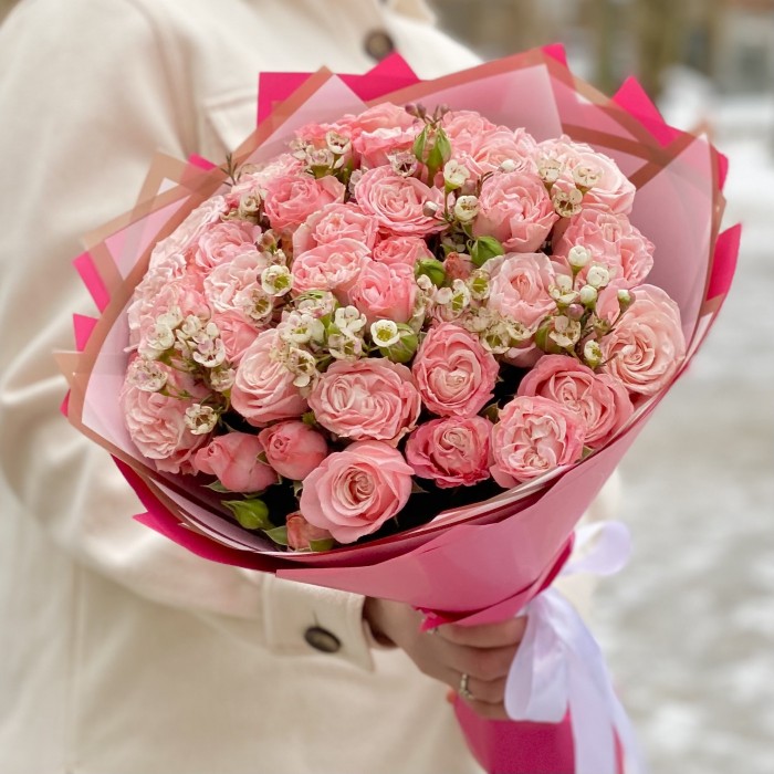 Пионовидная роза Мадам бомбастик с ваксфлауэром