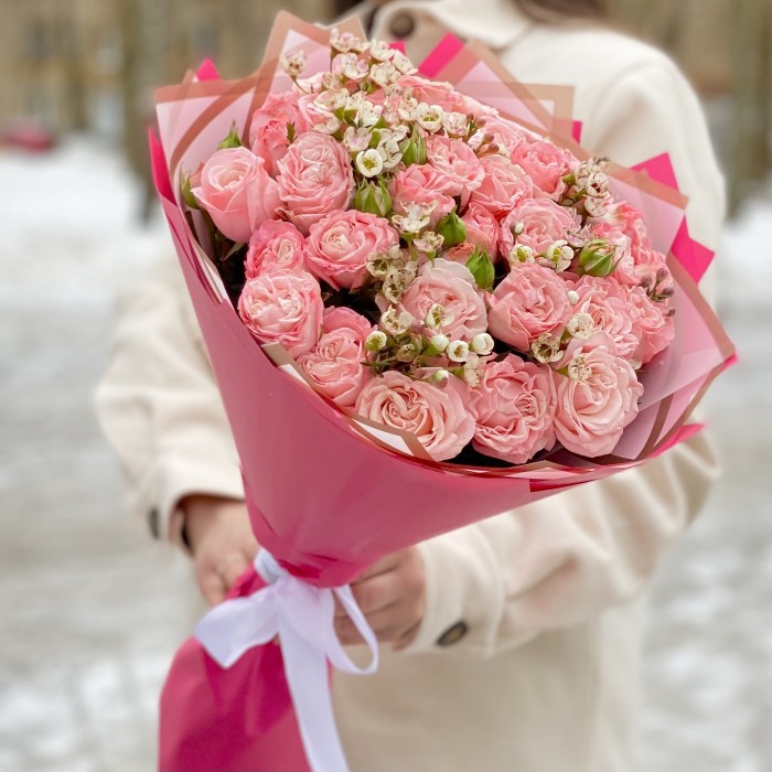 Пионовидная роза Мадам бомбастик с ваксфлауэром