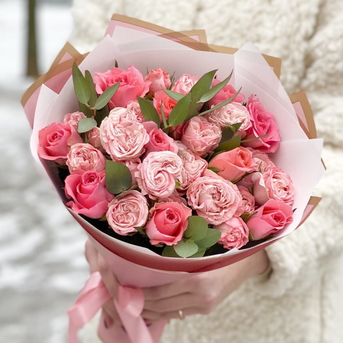 Букет пионовидных роз Мадам бомбастик и Эйс пинк