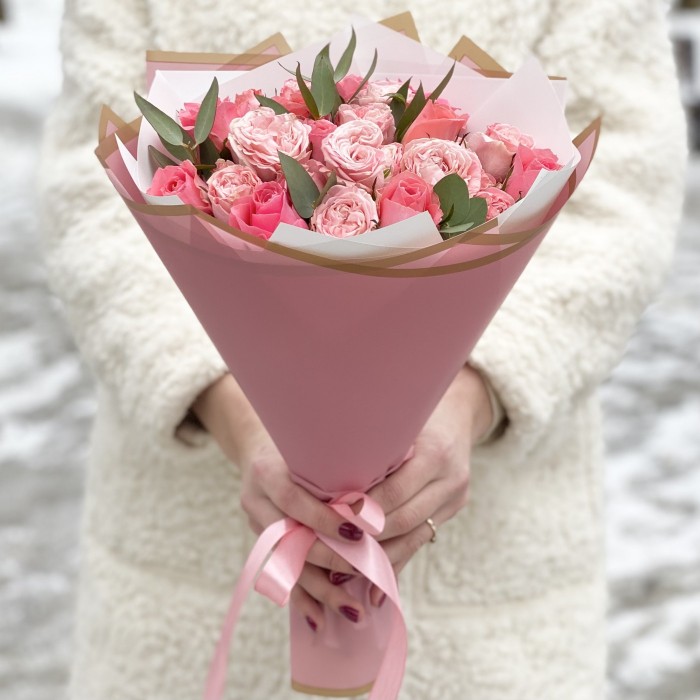 Букет пионовидных роз Мадам бомбастик и Эйс пинк