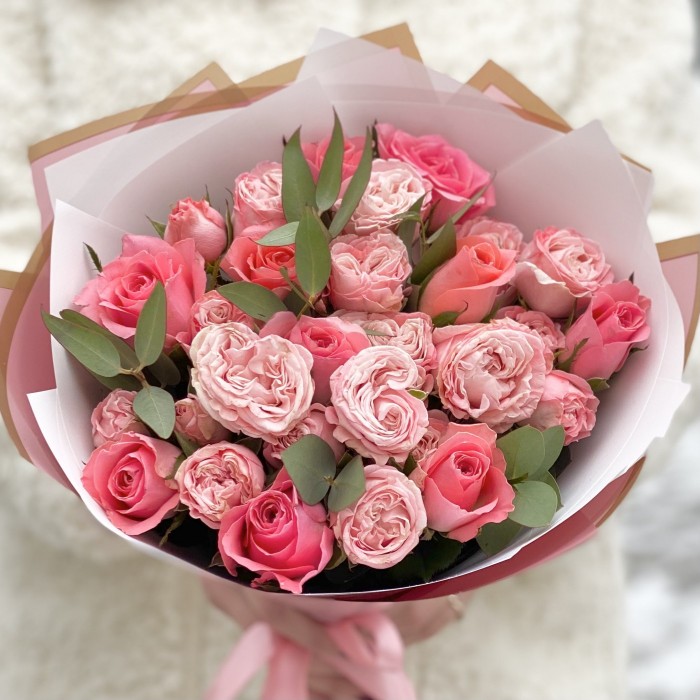 Букет пионовидных роз Мадам бомбастик и Эйс пинк