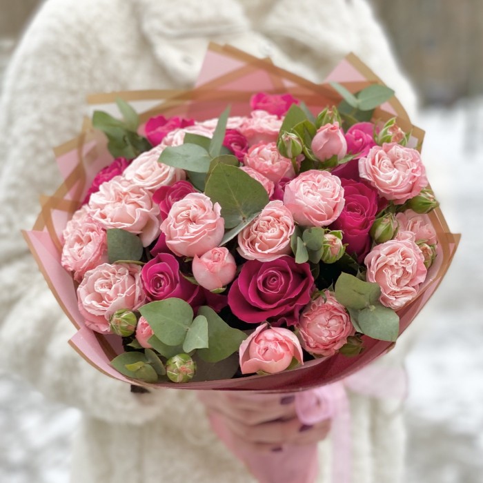 Букет пионовидных роз Мадам Бомбастик и Муви Стар