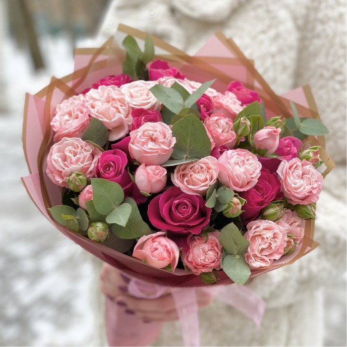 Букет пионовидных роз Мадам Бомбастик и Муви Стар