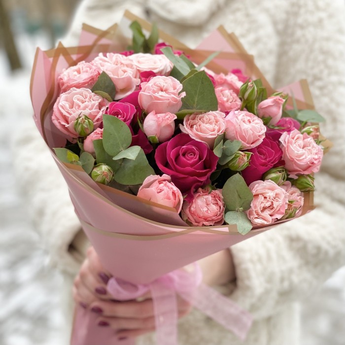 Букет пионовидных роз Мадам Бомбастик и Муви Стар