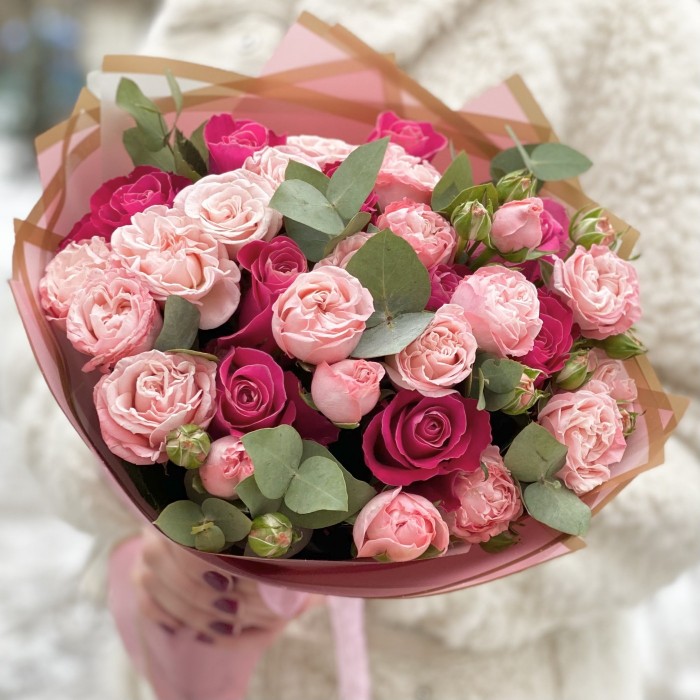 Букет пионовидных роз Мадам Бомбастик и Муви Стар