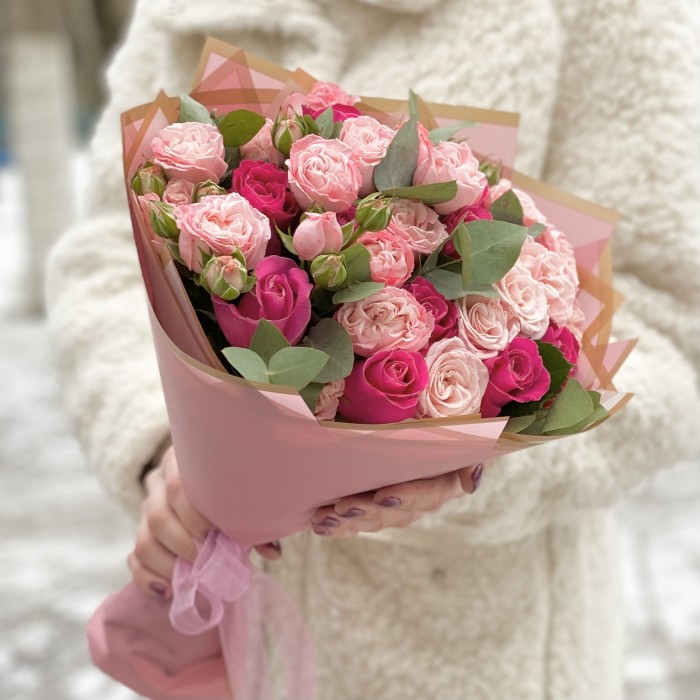 Букет пионовидных роз Мадам Бомбастик и Муви Стар