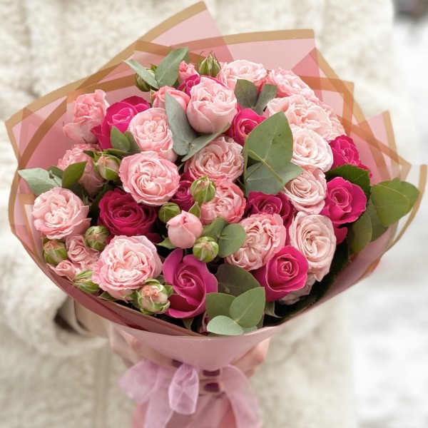 Букет пионовидных роз Мадам Бомбастик и Муви Стар