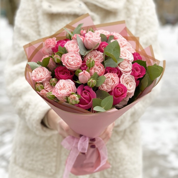 Букет пионовидных роз Мадам Бомбастик и Муви Стар