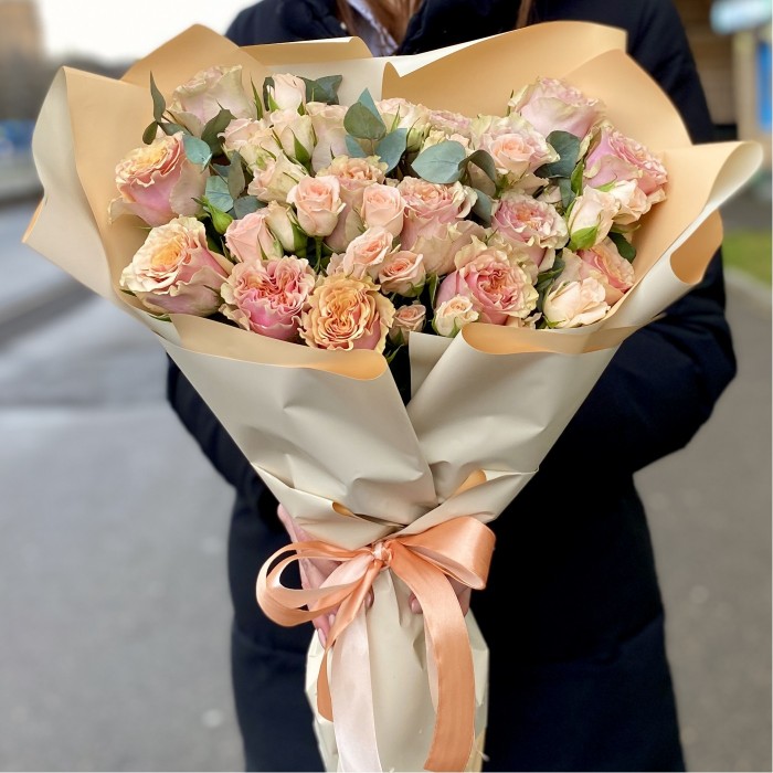 Букет из роз Марбэлла с ваксфлором и эвкалиптом