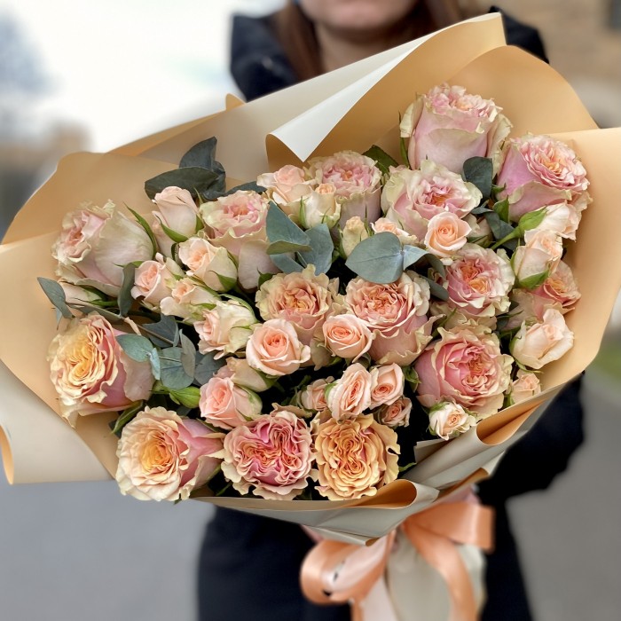 Букет из роз Марбэлла с ваксфлором и эвкалиптом