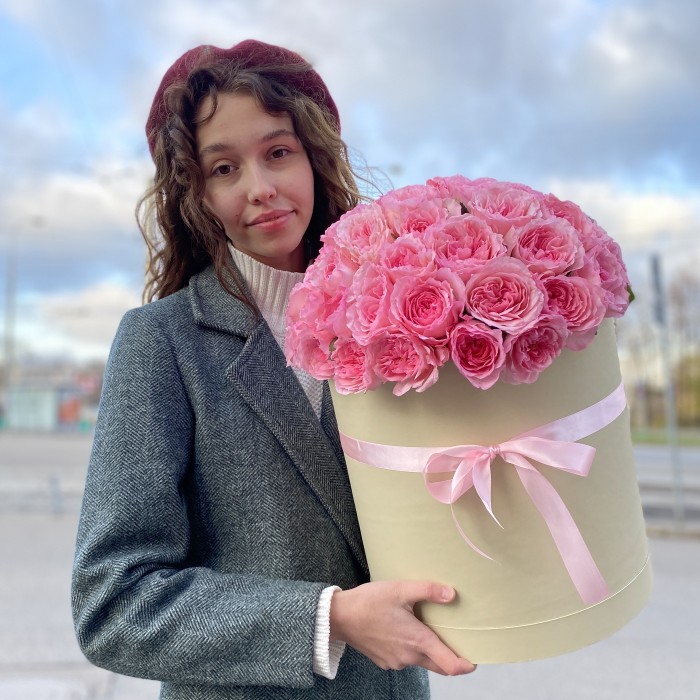 Пионовидные розы Mayra’s Pink в кремовой коробке L