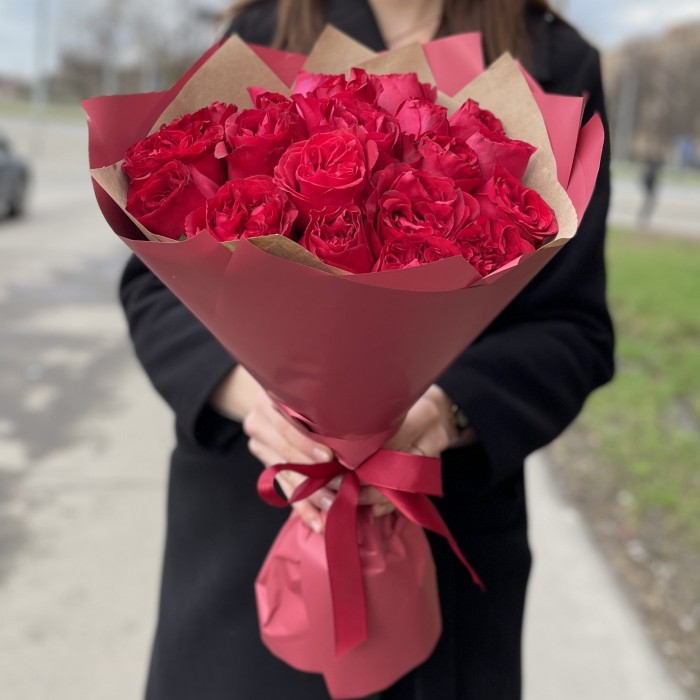 21 красная пионовидная роза Роуж Рояль