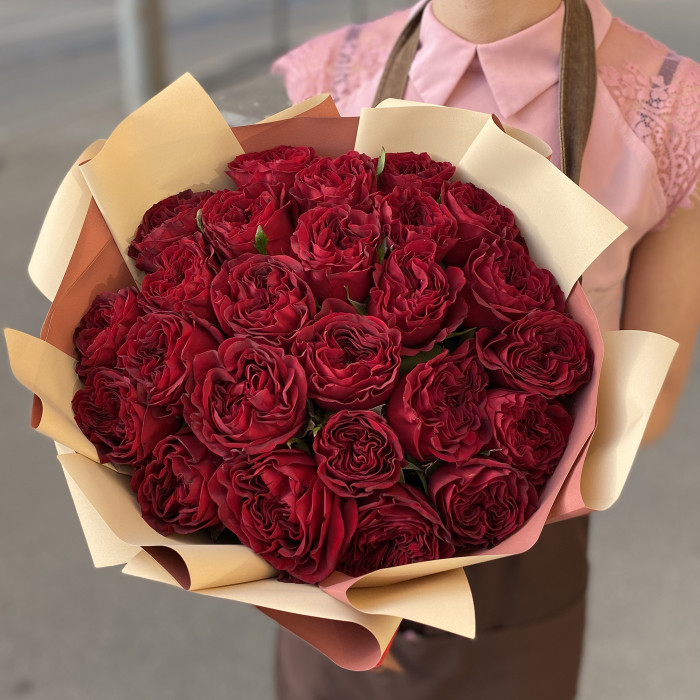 Букет из красных пионовидных роз Mayra’s Red