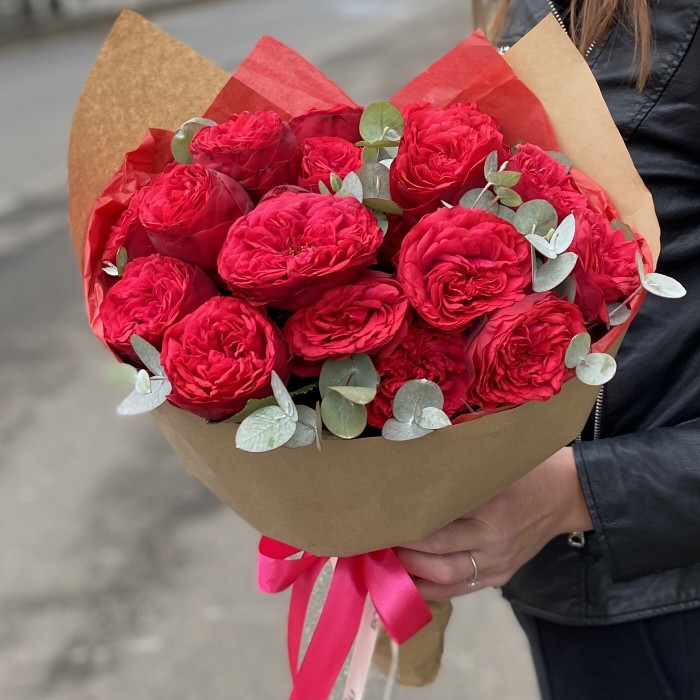 Пионовидные розы Ред Пиано с эвкалиптом