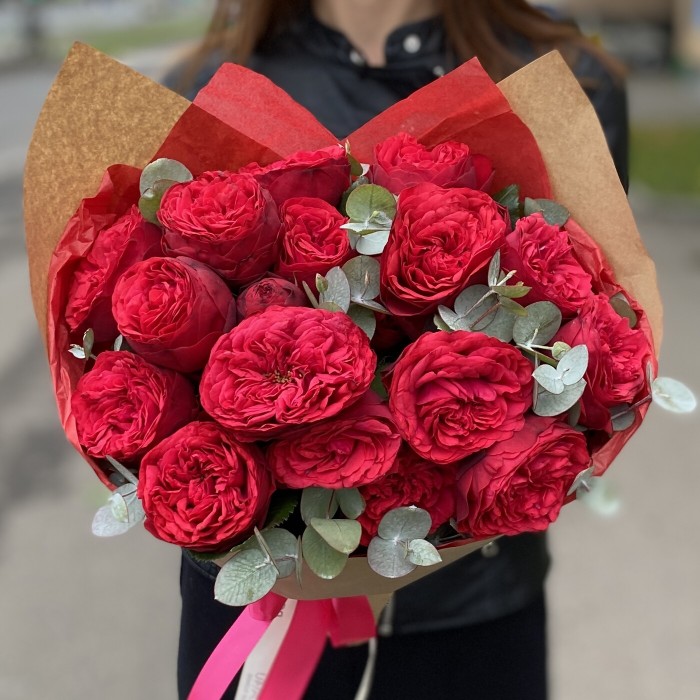 Пионовидные розы Ред Пиано с эвкалиптом