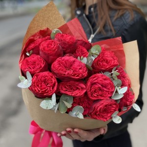 Пионовидные розы Ред Пиано с эвкалиптом