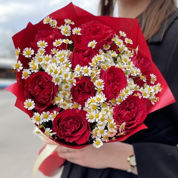 Пионовидные розы Роуж Рояль с ромашками