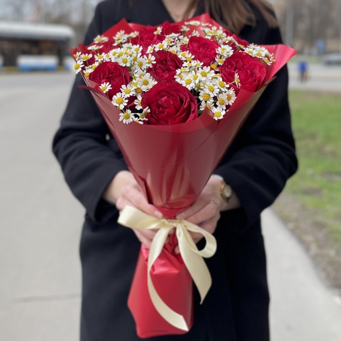 Пионовидные розы Роуж Рояль с ромашками