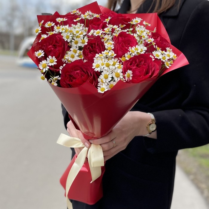 Пионовидные розы Роуж Рояль с ромашками