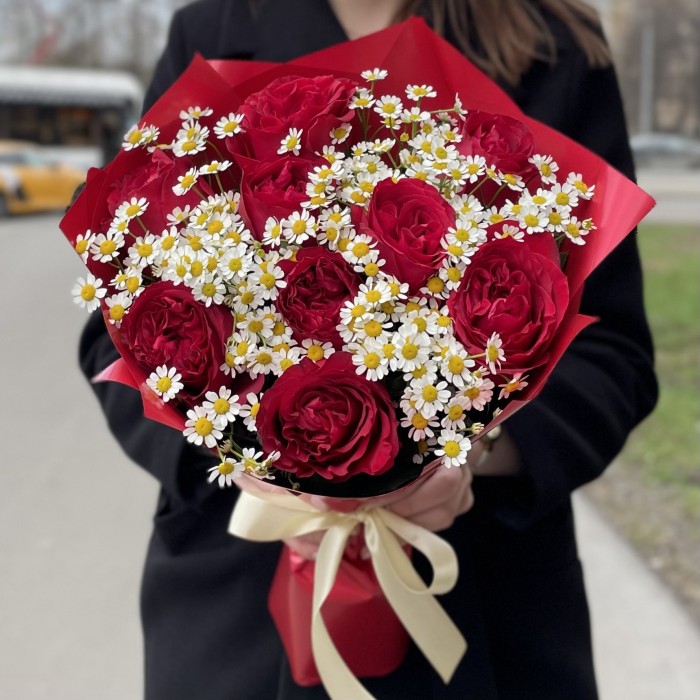 Пионовидные розы Роуж Рояль с ромашками