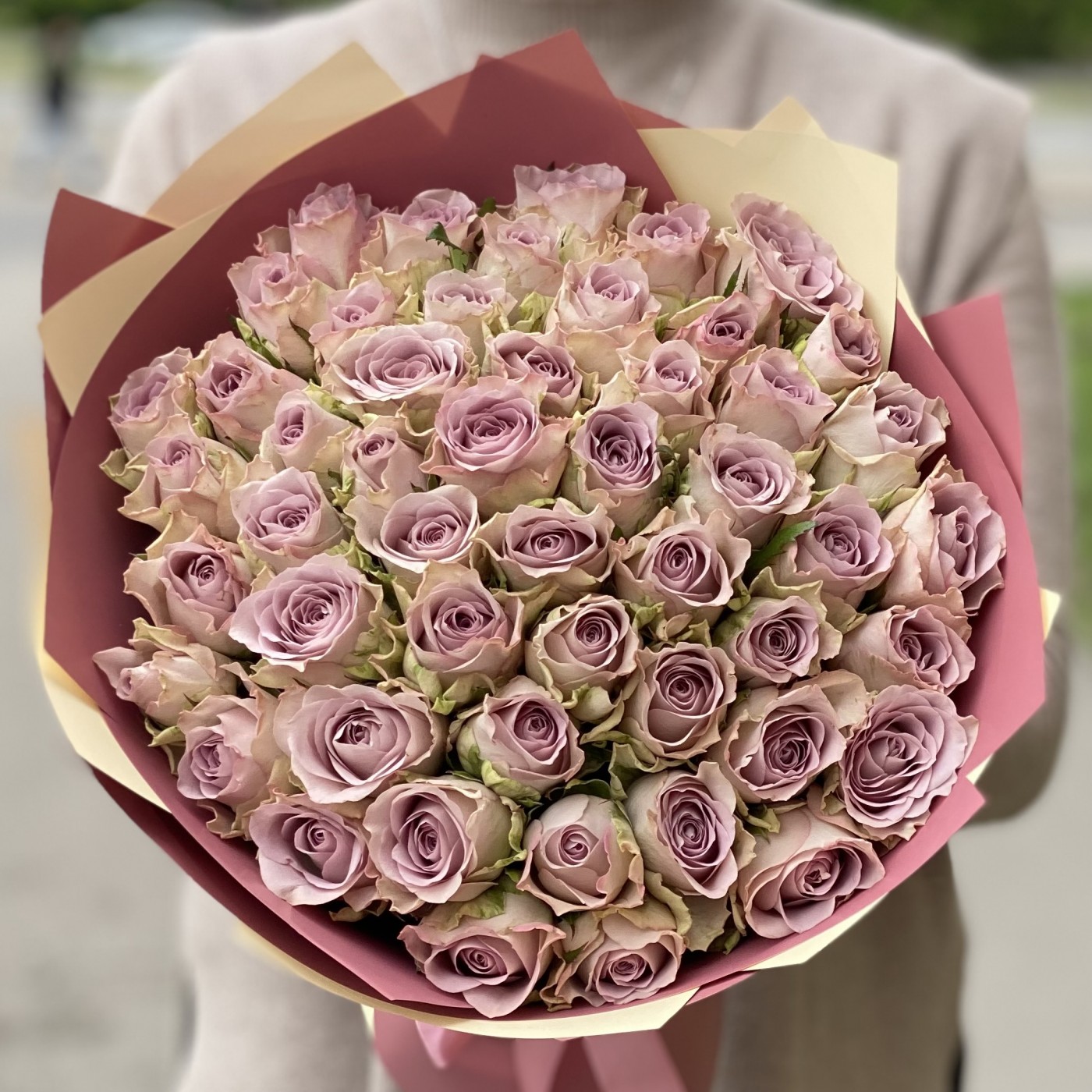 Сиреневые розы недорого с доставкой на День Святого Валентина