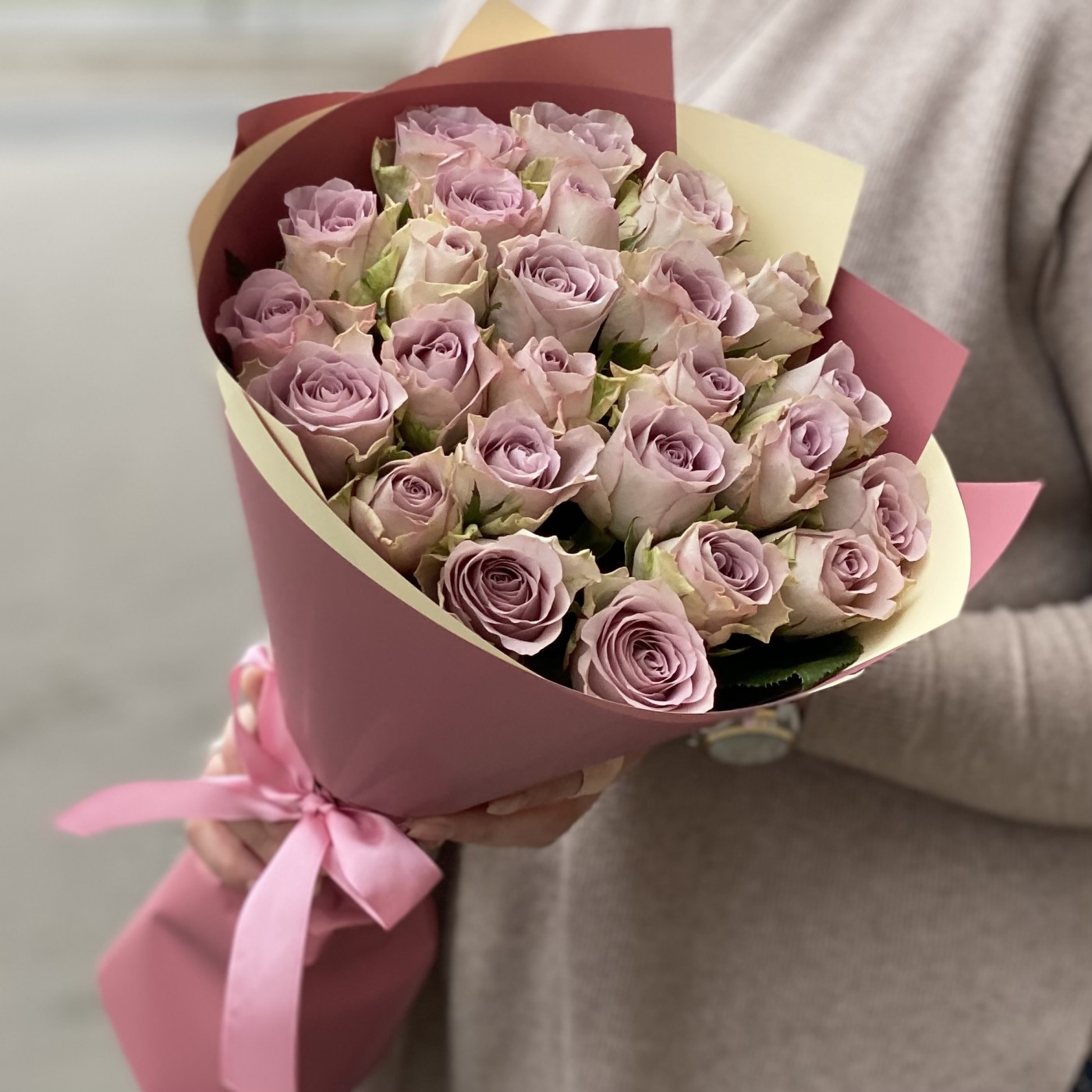Букет с яркими сиреневыми розами на День Святого Валентина
