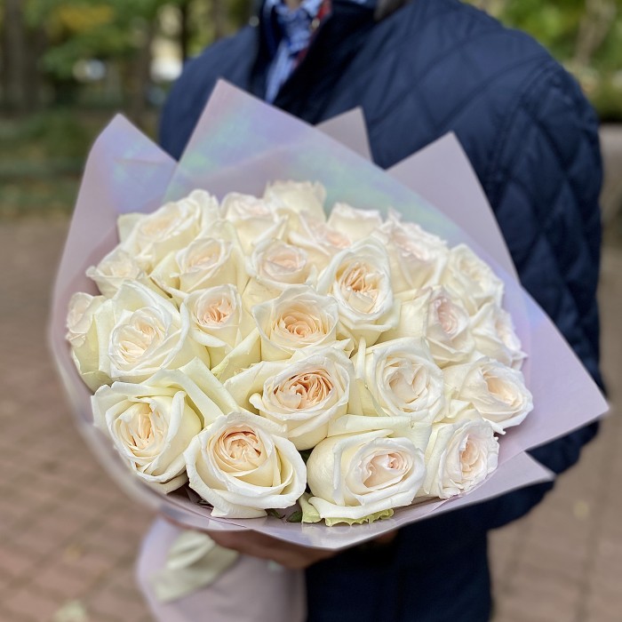 25 ароматных роз White OHara