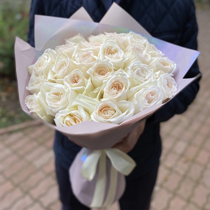 25 ароматных роз Вайт Охара 50 см