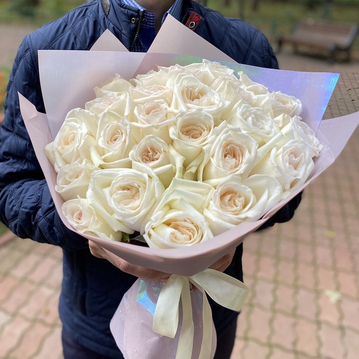 25 ароматных роз White OHara