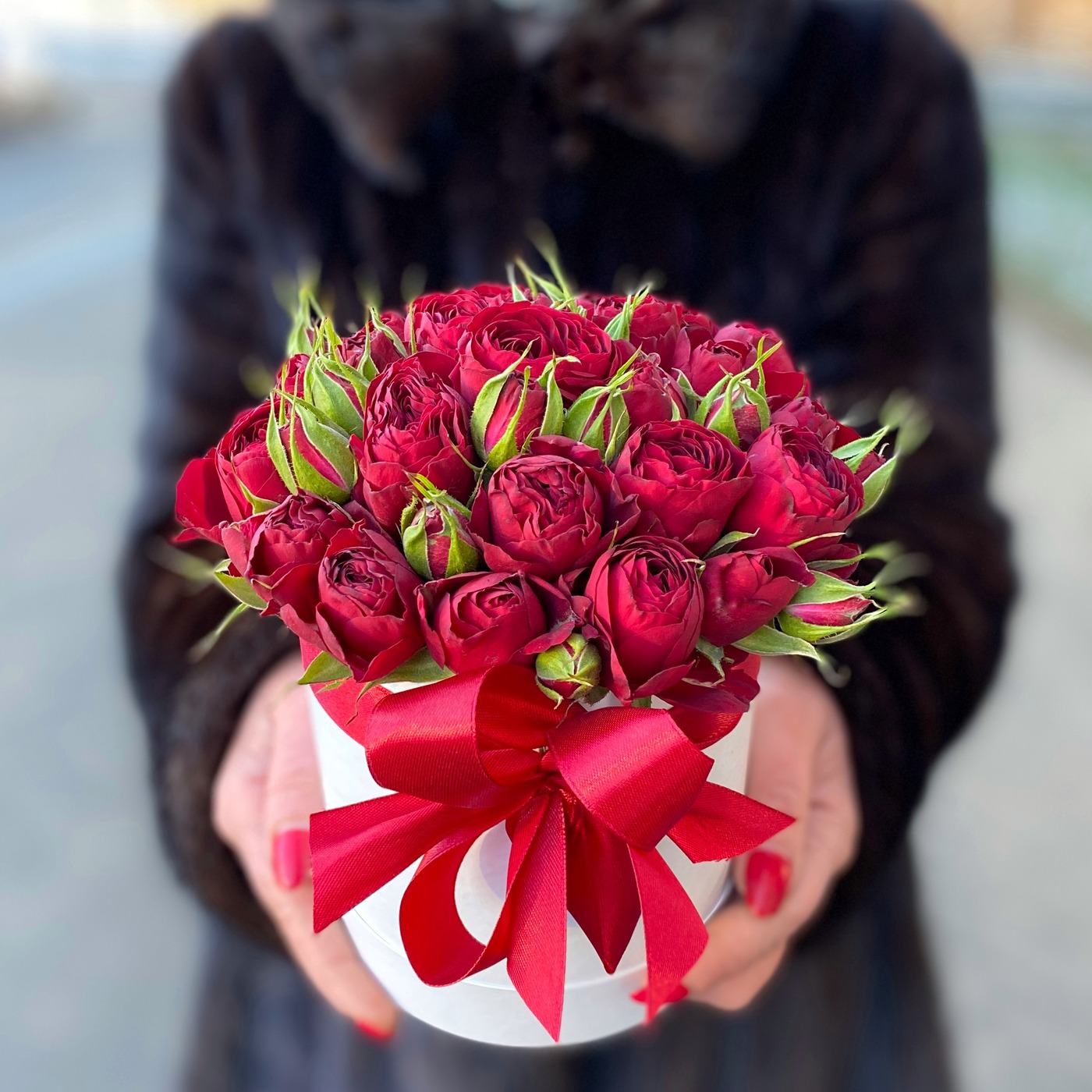 Красные пионовидные розы в коробке на 8 марта