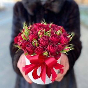 Пионовидные розы Red Lace в коробке