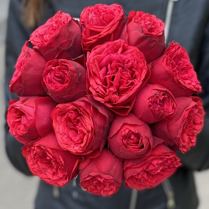 Пионовидные розы Ред Пиано в коробке