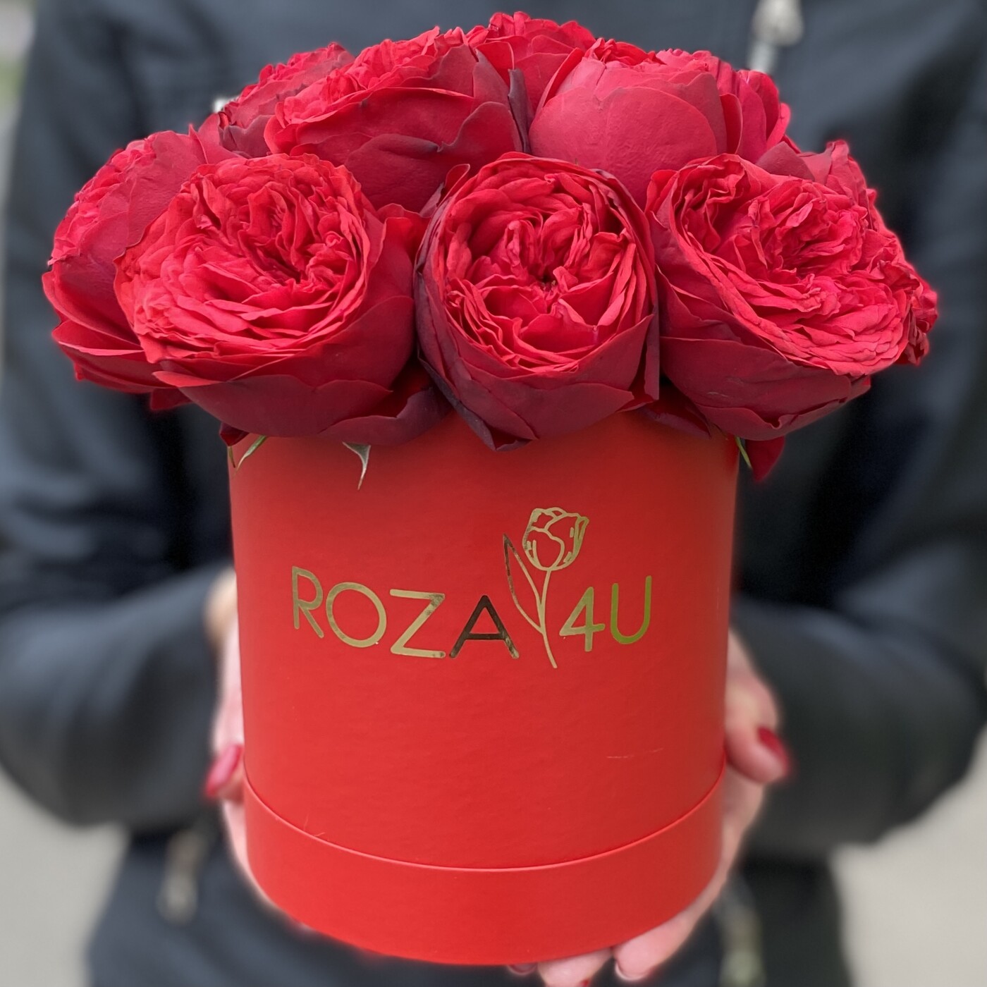 Красные розы в круглой коробке недорого на День Святого Валентина